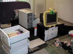 水泥地面上的生活圖景 日用家電與床墊的樸素日常